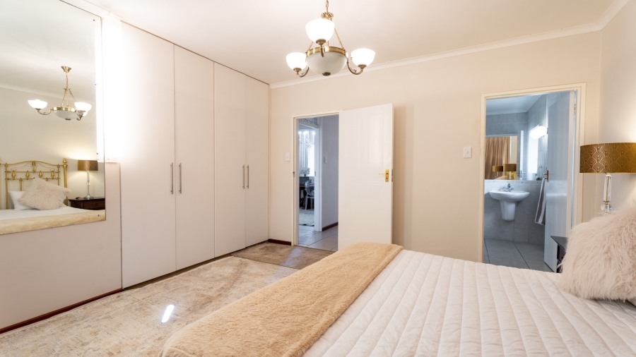 5 Bedroom Property for Sale in Uniepark Western Cape